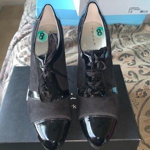 TAHARI black heels size 8